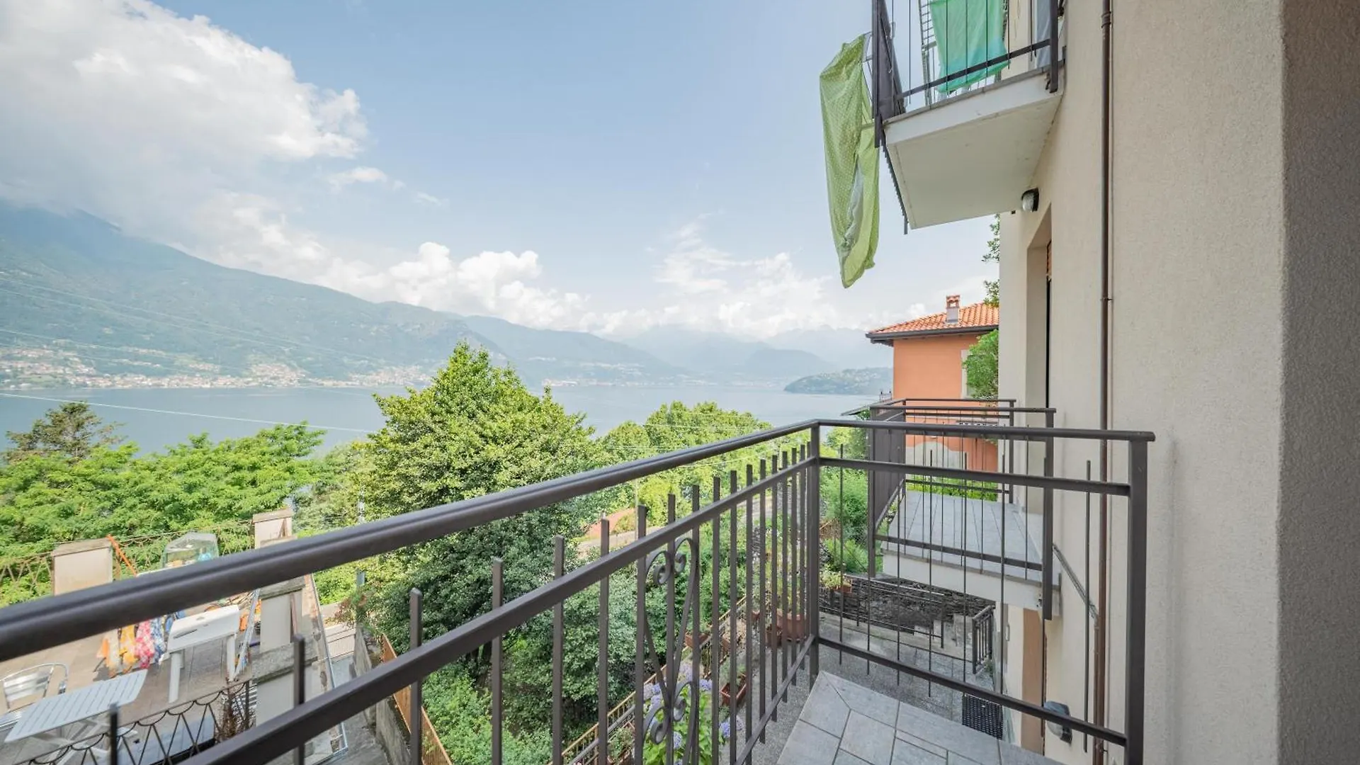 Vakantiehuis Lake-View Apartment, 1 Min Walk From The Lake Dervio Italië