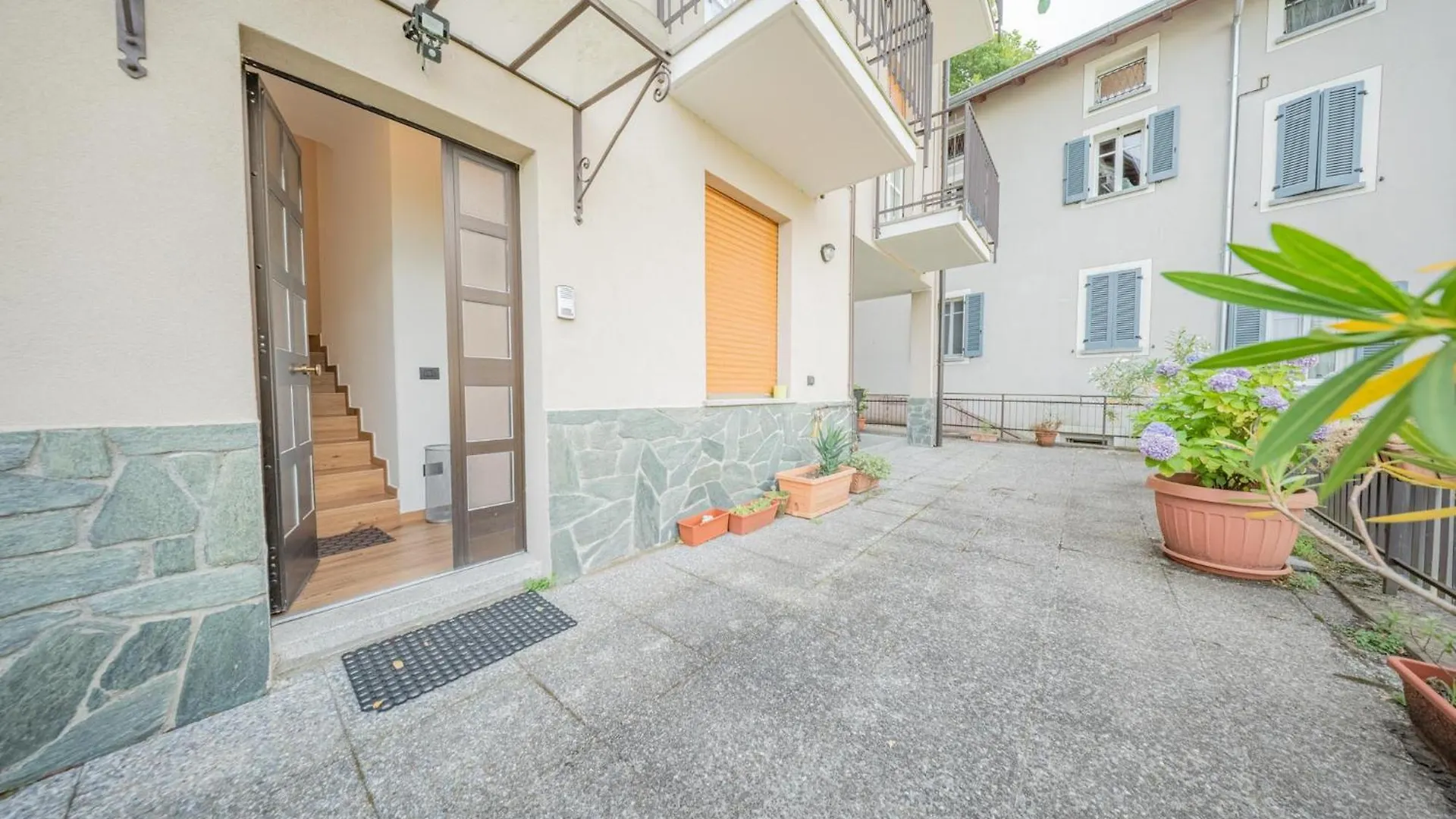 Lake-View Apartment, 1 Min Walk From The Lake Dervio Vakantiehuis