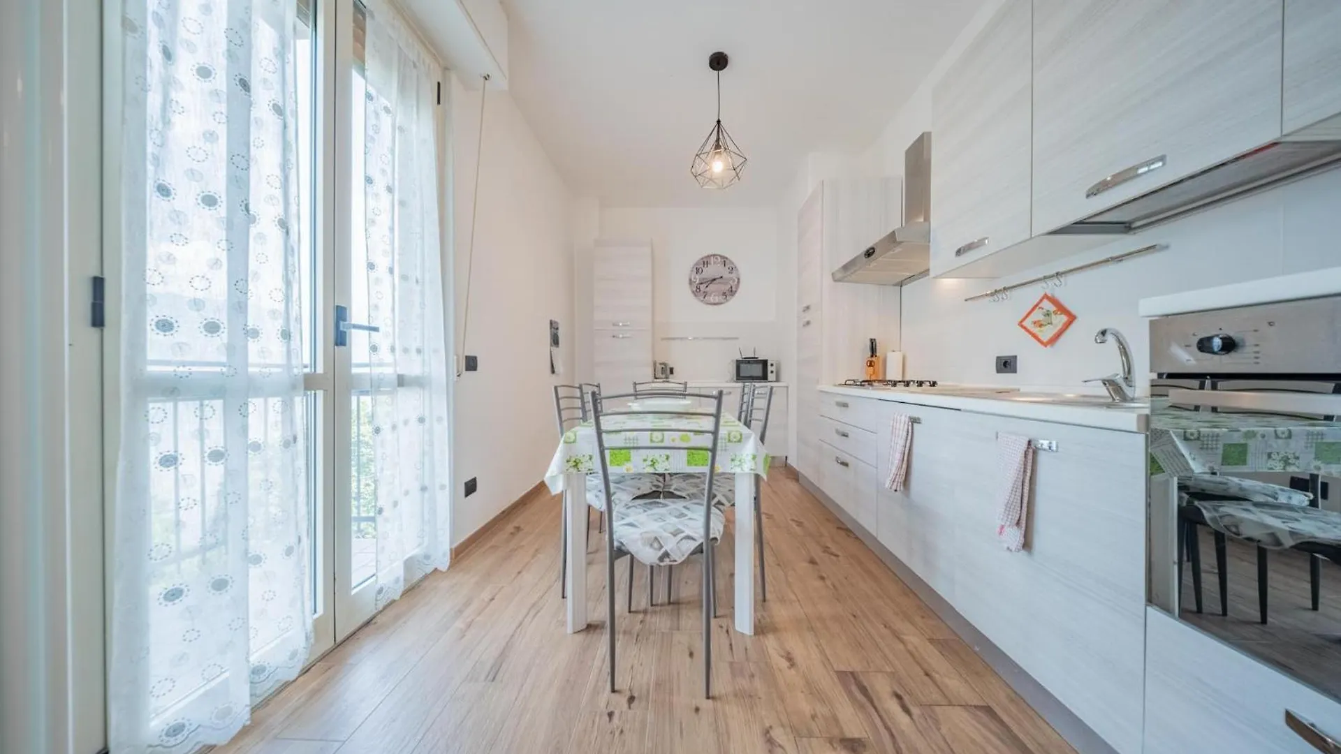 Lake-View Apartment, 1 Min Walk From The Lake Dervio