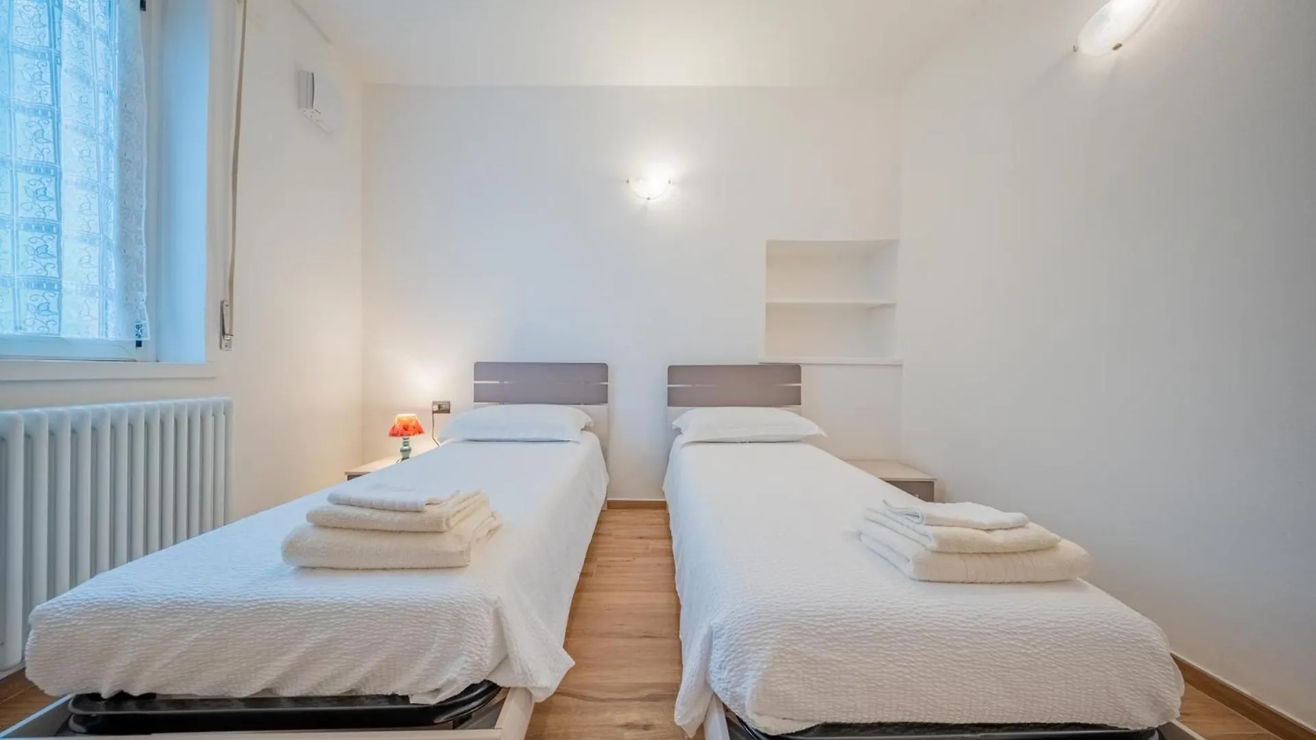 Vakantiehuis Lake-View Apartment, 1 Min Walk From The Lake Dervio