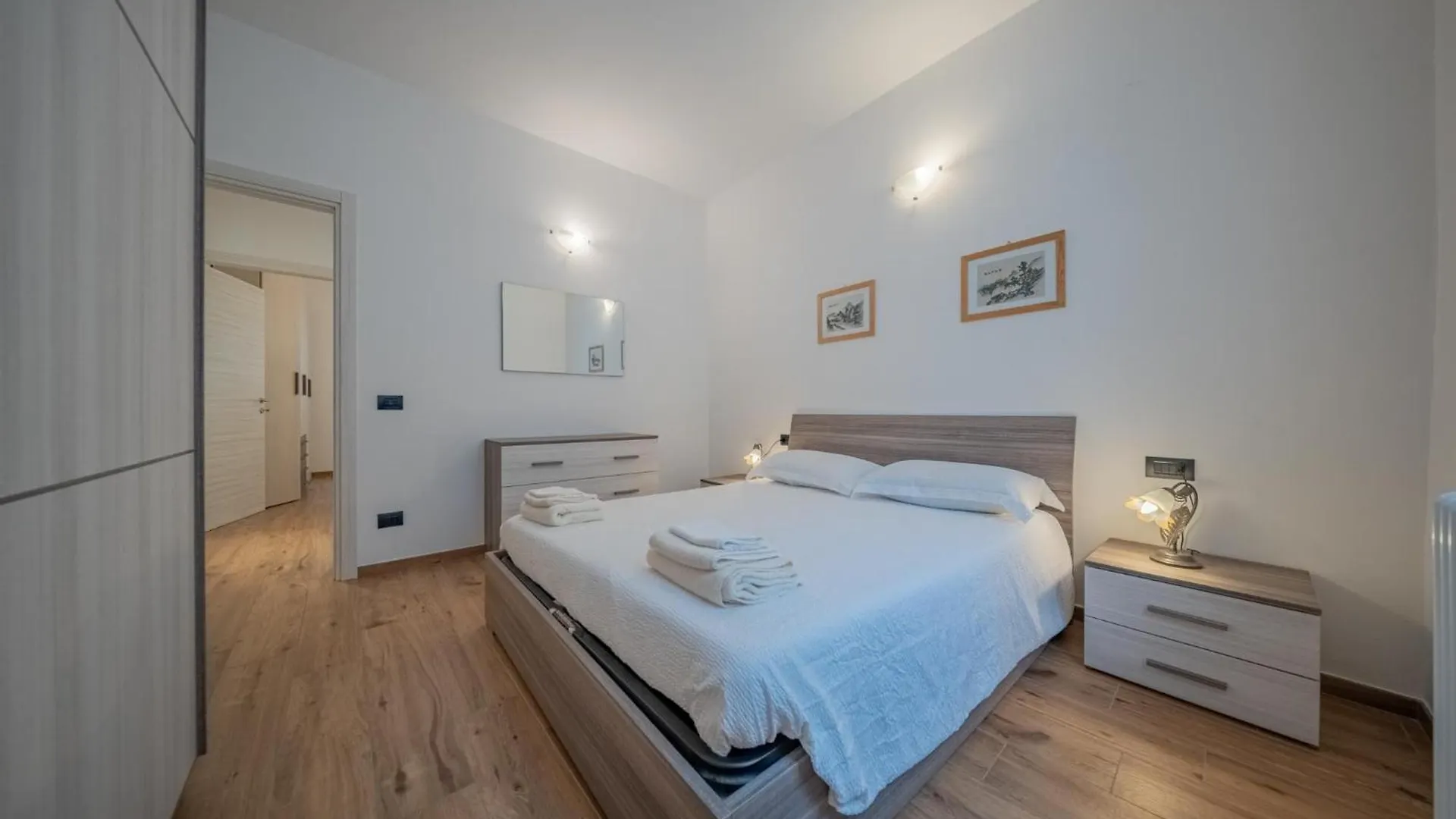 Lake-View Apartment, 1 Min Walk From The Lake Dervio 0*,  Italië